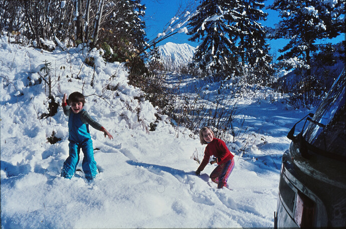 D23 03 13 nov 73 bataille de neige Pierre et Sev