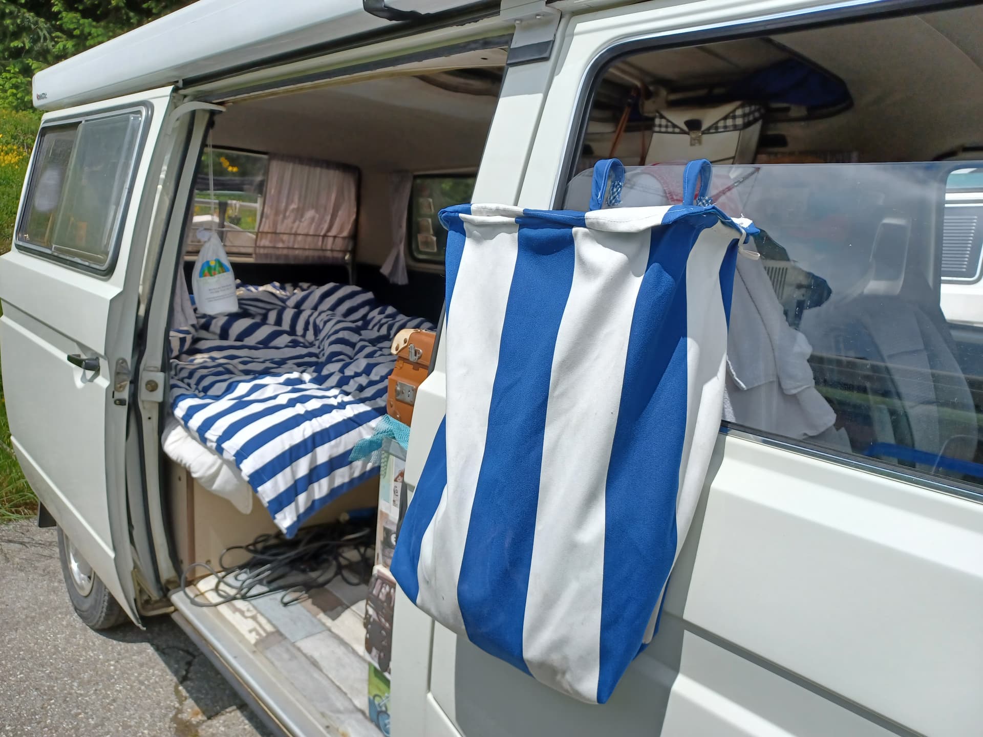 Fixer facilement des rideaux occultants dans la voiture et le camping car -  supermagnete.fr